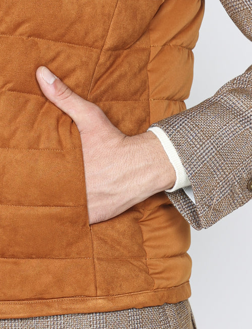 Gilet tecnico con dettagli in alcantara