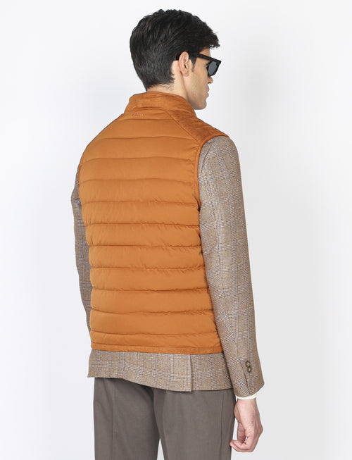 Gilet tecnico con dettagli in alcantara
