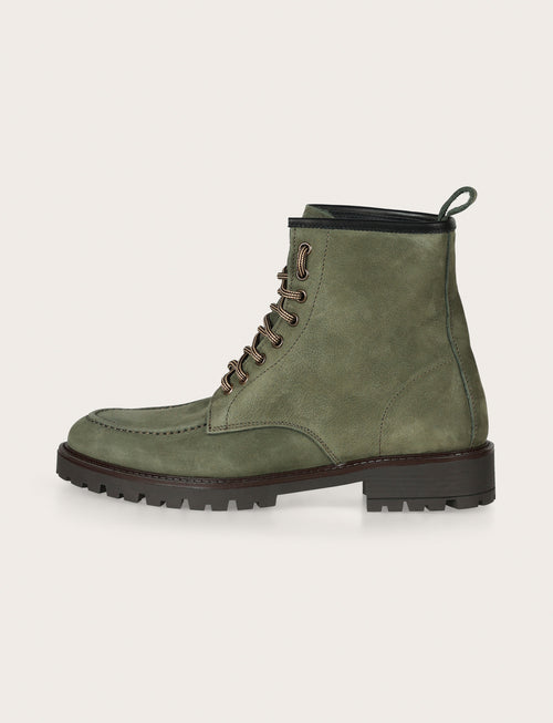 Stivaletto in nabuk con suola carrarmato