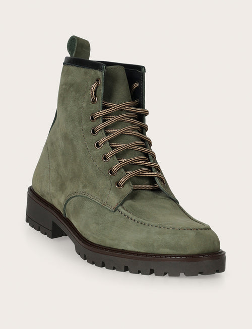 Stivaletto in nabuk con suola carrarmato