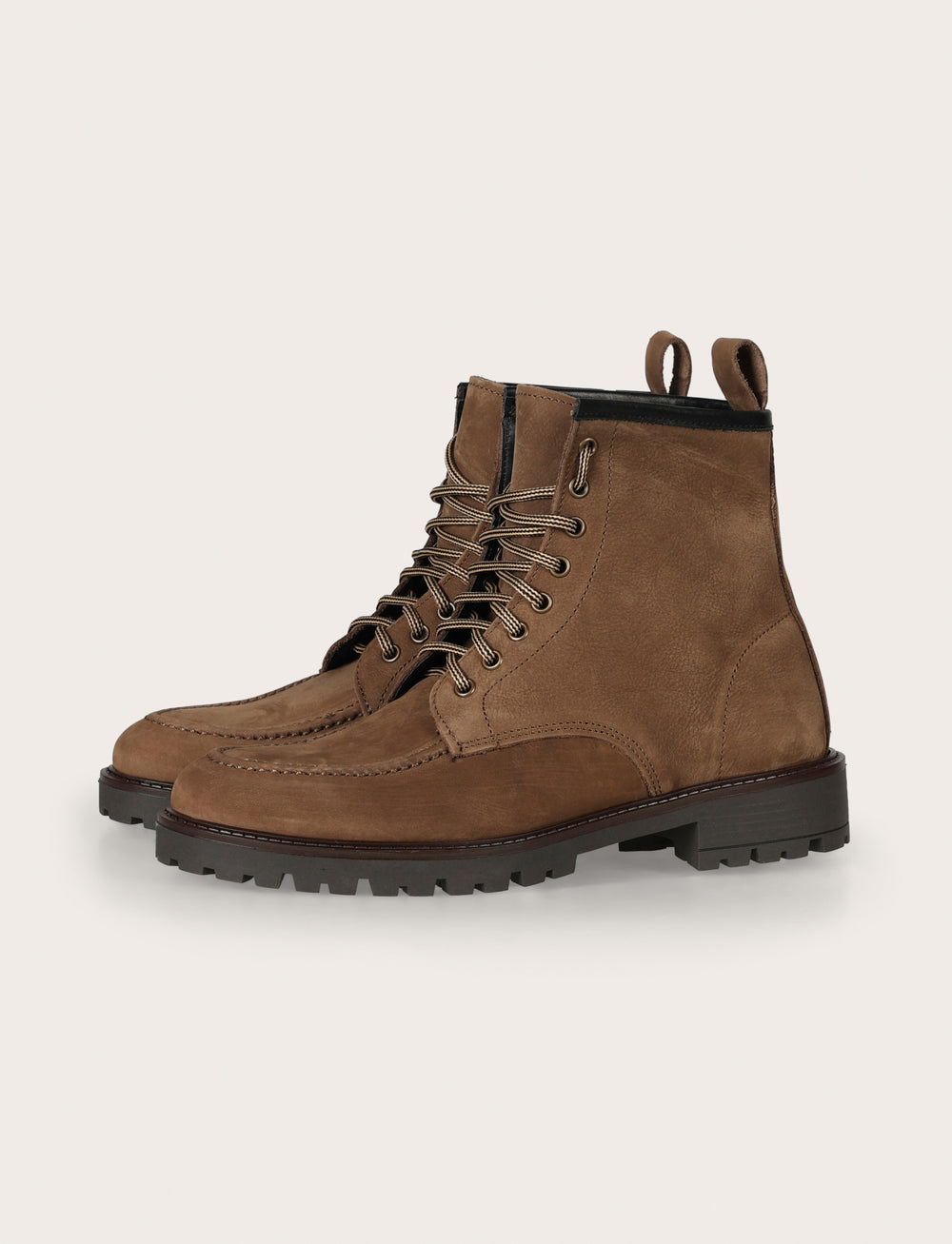 Stivaletto in nabuk con suola carrarmato