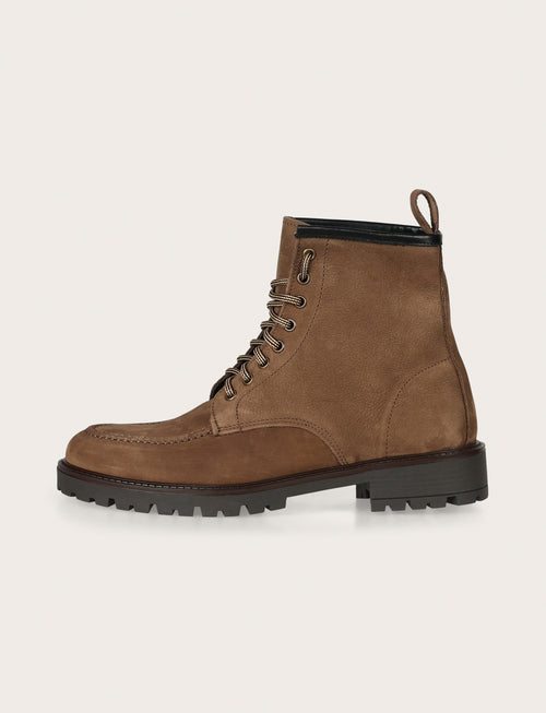 Stivaletto in nabuk con suola carrarmato