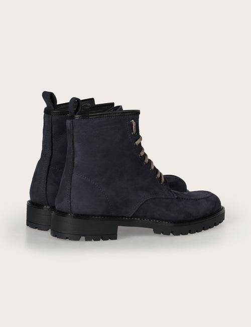 Stivaletto in nabuk con suola carrarmato