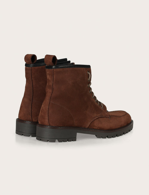 Stivaletto in nabuk con suola carrarmato