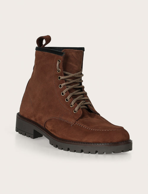 Stivaletto in nabuk con suola carrarmato