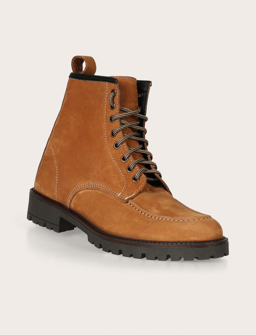 Stivaletto in nabuk con suola carrarmato