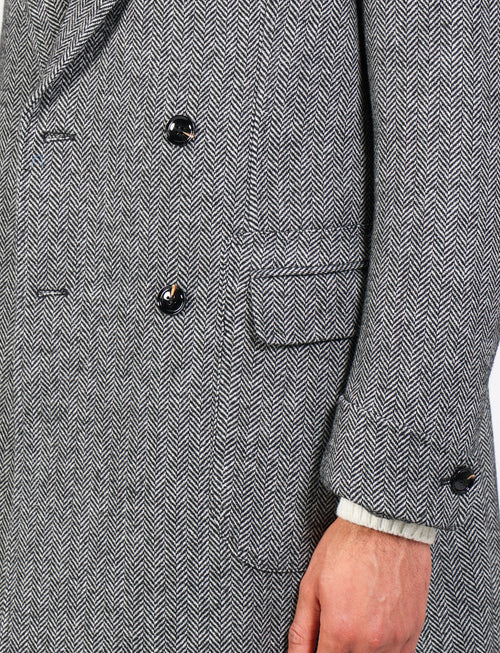 Double-breasted wool coat with herringbone pattern 