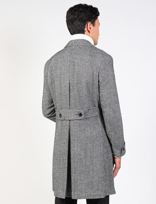 Double-breasted wool coat with herringbone pattern 