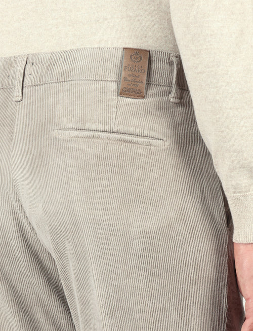 Pantaloni in velluto a coste con pences