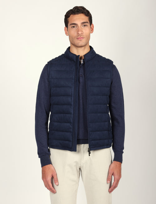 Gilet tecnico con dettagli in alcantara