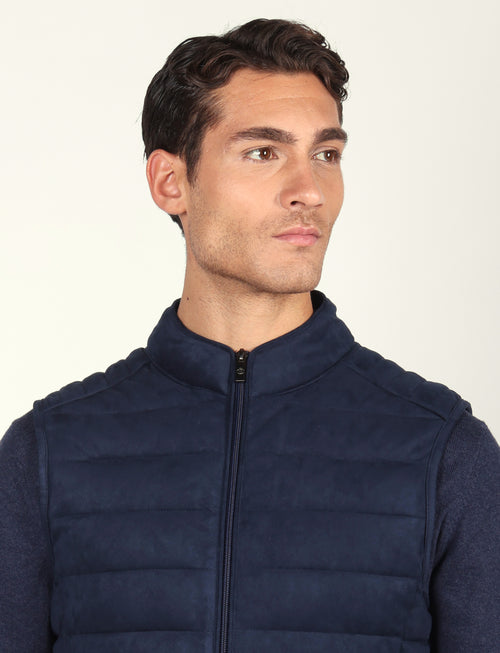 Gilet tecnico con dettagli in alcantara