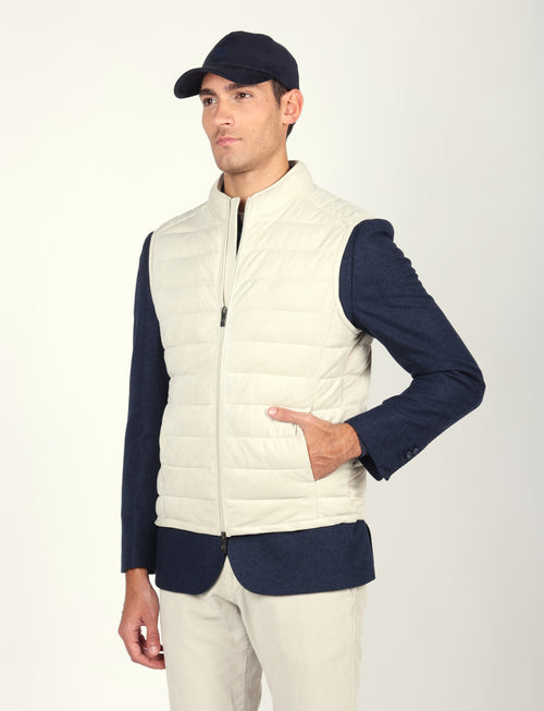 Gilet tecnico con dettagli in alcantara