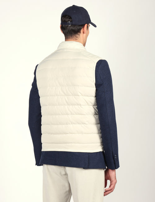 Gilet tecnico con dettagli in alcantara