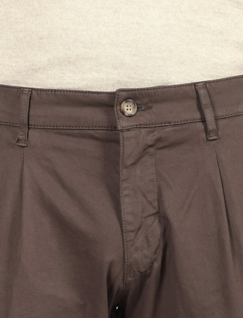 Pantaloni in cotone diagonale con pinces