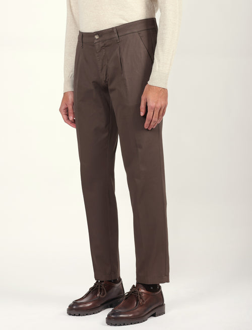 Pantaloni in cotone diagonale con pinces
