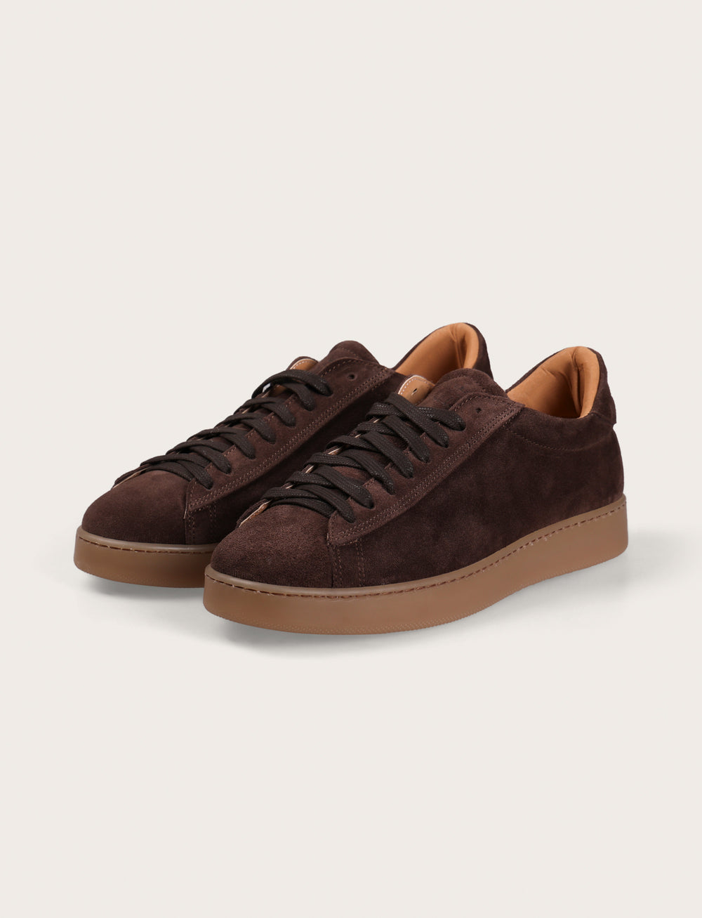Sneakers in camoscio minimal con suola in gomma
