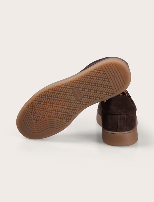 Sneakers in camoscio minimal con suola in gomma