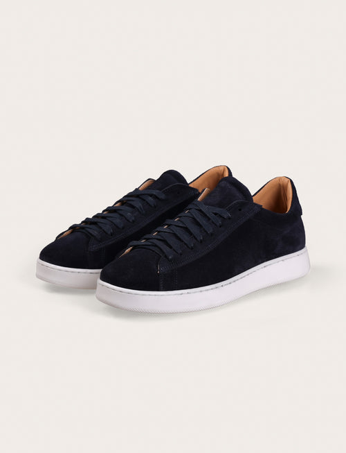 Sneakers in camoscio minimal con suola in gomma