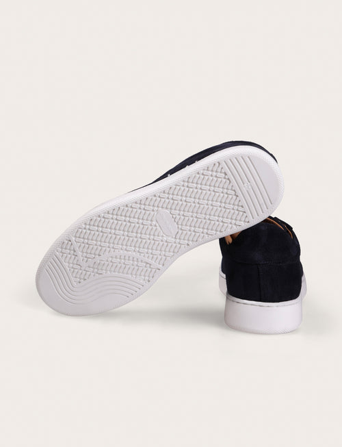 Sneakers in camoscio minimal con suola in gomma