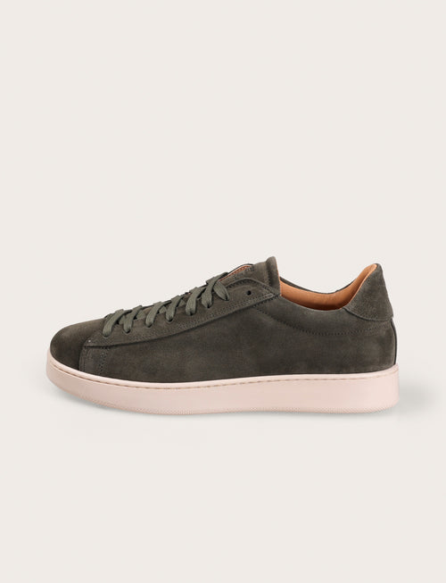 Sneakers in camoscio minimal con suola in gomma