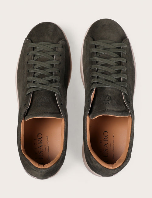 Sneakers in camoscio minimal con suola in gomma