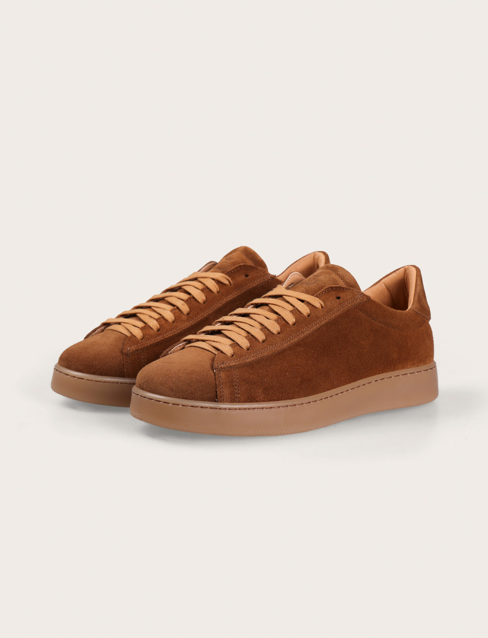 Sneakers in camoscio minimal con suola in gomma