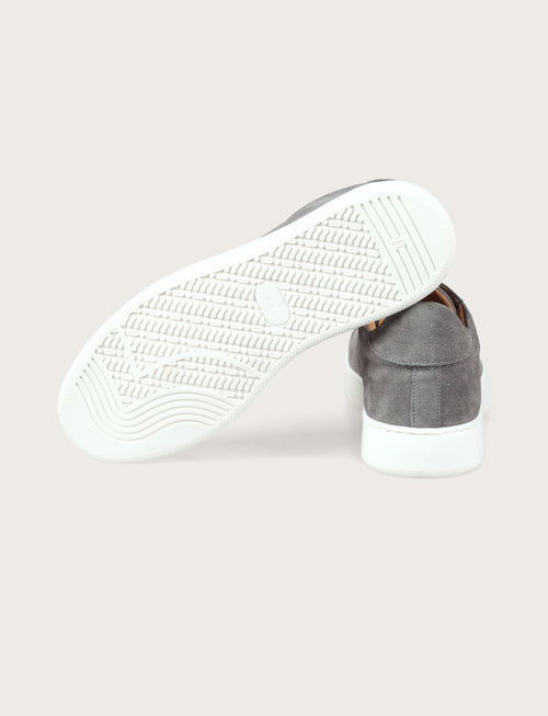 Sneakers in camoscio minimal con suola in gomma