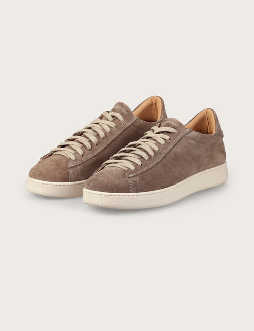 Sneakers in camoscio minimal con suola in gomma