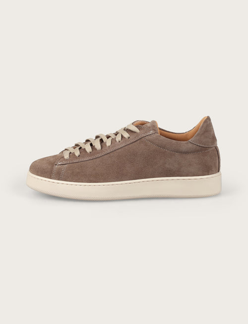 Sneakers in camoscio minimal con suola in gomma