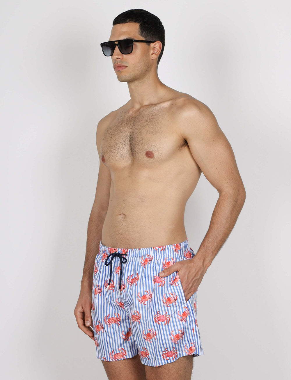 Costume da bagno a righe e granchi
