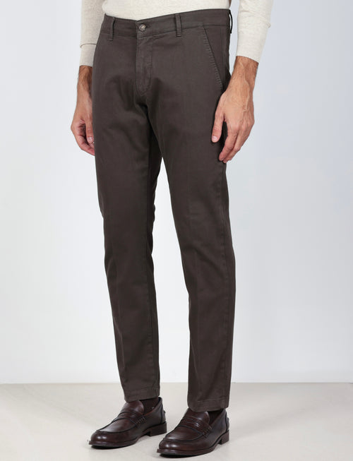 Pantaloni chino in cotone gabardine |Colore:Moro