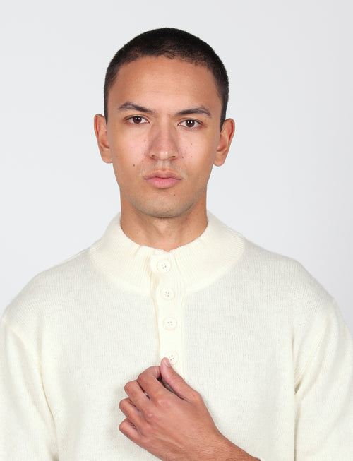 Maglia serafino in lambswool a quattro bottoni |Colore:Panna